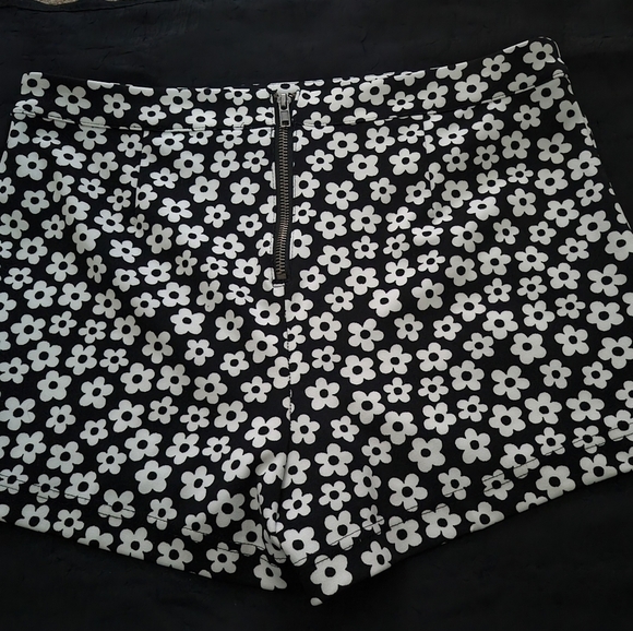 Forever 21 Black & White Daisy Shorts - Picture 2 of 7